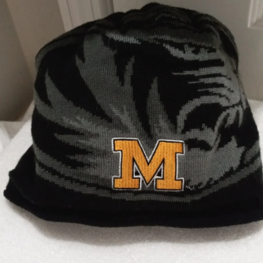 Mizzou Backpack, 4 Zipper Pockets With Mizzou beanie